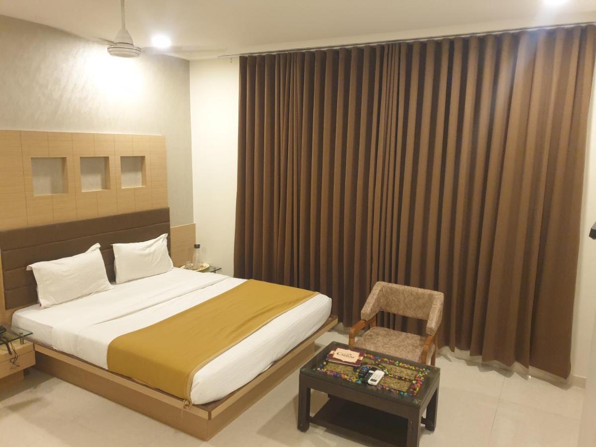 Hotel Caravan Unjha Ngoại thất bức ảnh