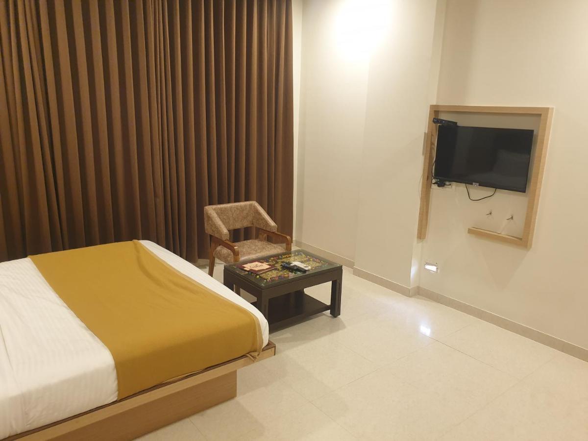 Hotel Caravan Unjha Ngoại thất bức ảnh