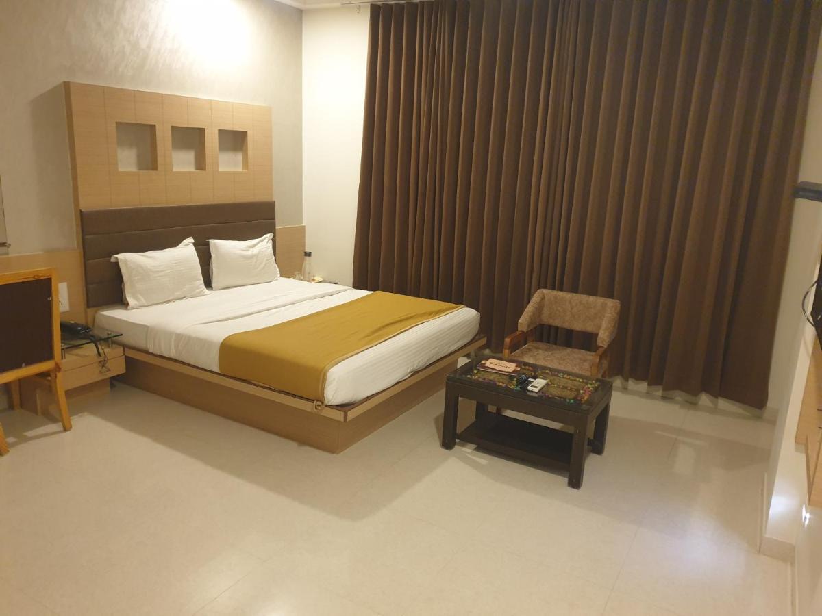 Hotel Caravan Unjha Ngoại thất bức ảnh